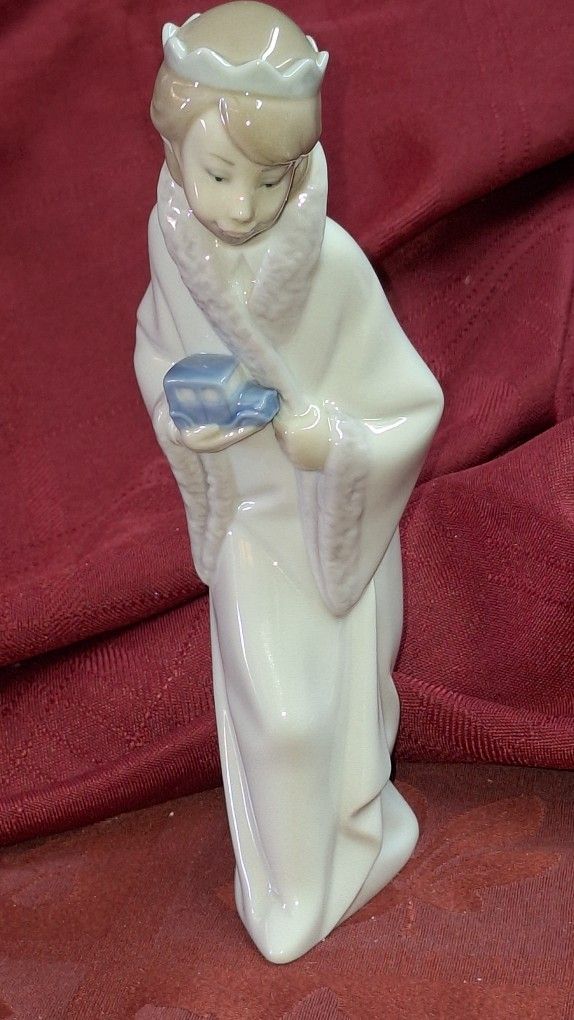 Lladro Young Gaspar King Adorable Boy With Crown and Toy Car Lladro 4674 Porcelain Statue Sculpture From Spain L11F307