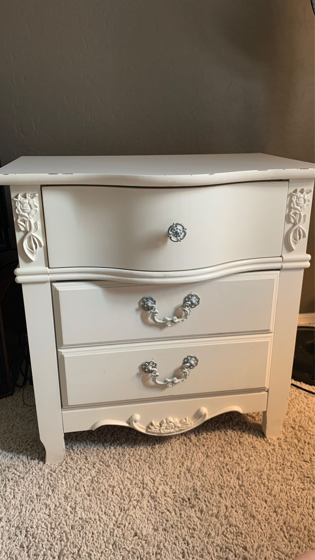 Vintage style dresser
