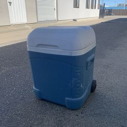 Igloo Cube Cooler with Wheels