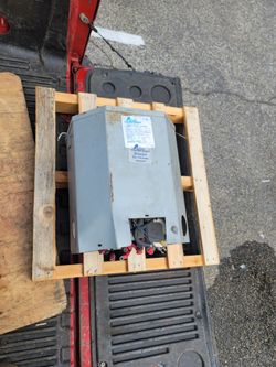 HUGE ELECTRIC TRANSFORMER 250LBS SEE PHOTOS FOR MORE INFORMATION