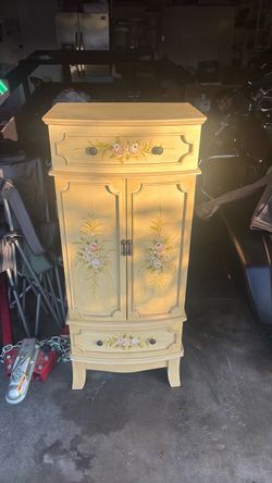 Jewelry dresser