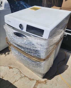 Samsung 4.5 Cu. Ft Front Load Washer WF45A6400AV