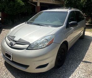 2006 Toyota Sienna • CE Minivan  4D
