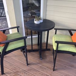 Outdoor chairs/table