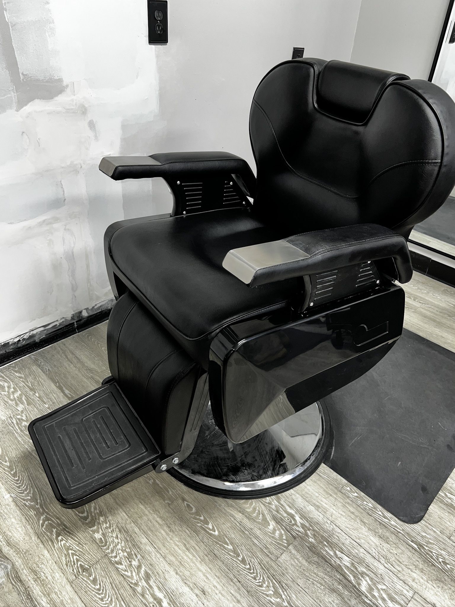 Hydraulic Barber Chair – Like New, Professional Quality