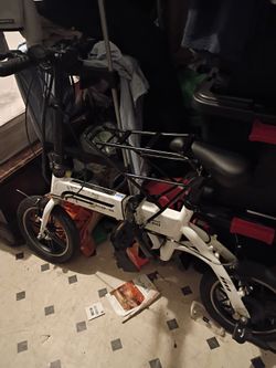 The brand is SWAGTRON EB-5 and you have five bars the color is black and white and get the bike before Saturday or Saturday and give the money in pers