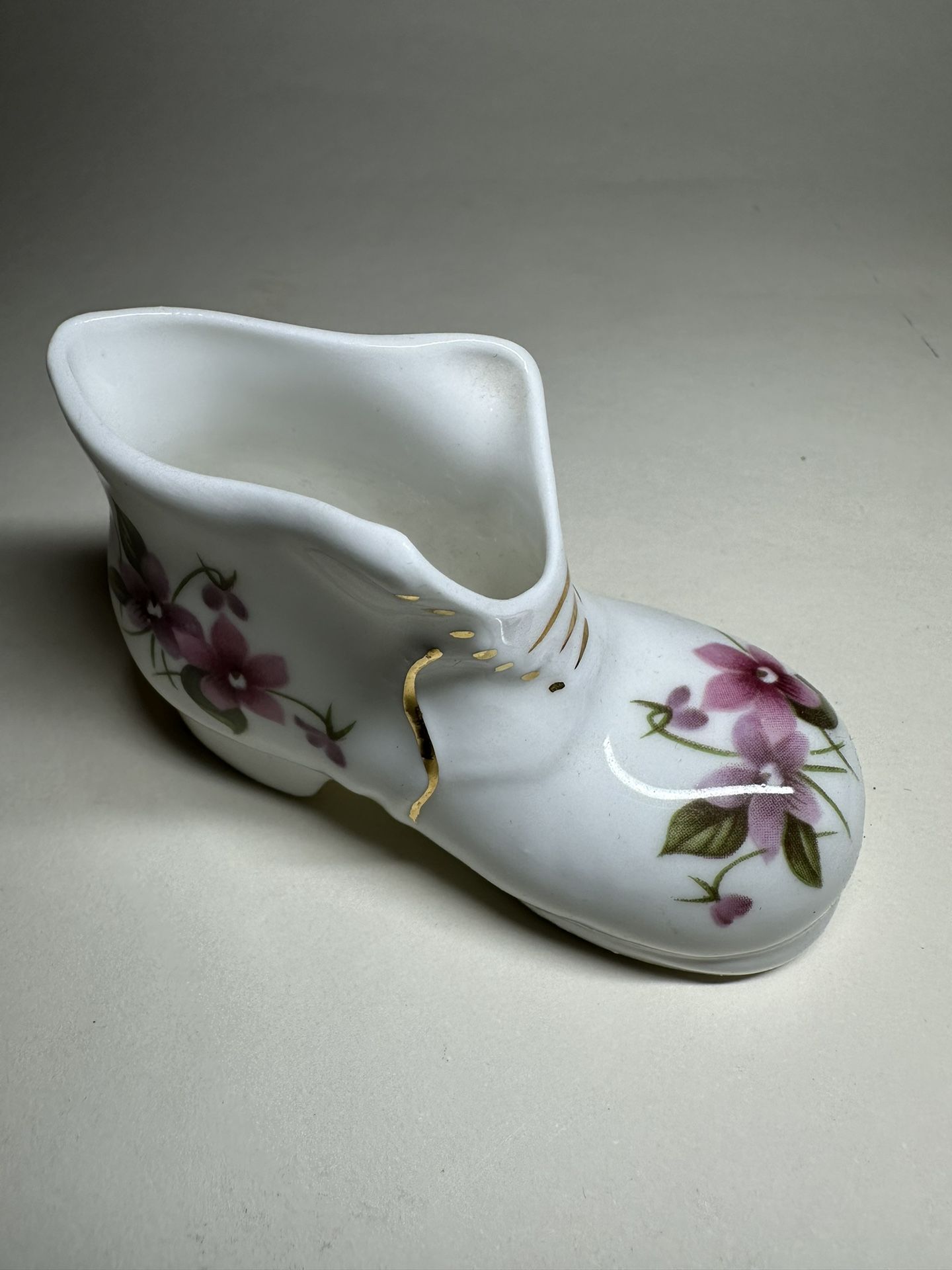 VINTAGE FINE ENGLISH BONE CHINA PETER GOSLING BABY SHOE FIGURINE
