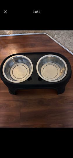 Raised pet feeder