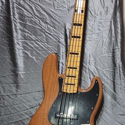 5 string, Finder Squier  Bass guitarFender 5-String Jazz Bass