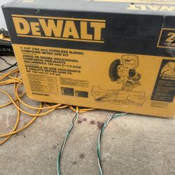 Dewalt DCS361M1 7-1/4" 20V Cordless Sliding Compound Miter Saw Kit