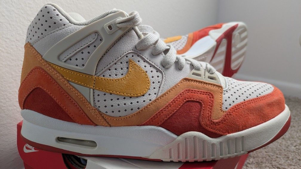 Nike Air Tech Challenge II
Light Bone Laser Orange / Men's Size 10.5