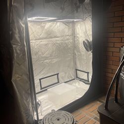 Ac Infinity 4x4 Tent With Fan And  Controller Only Used Once