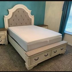 Chipped Whitewash Panel Queen Bed With Storage 🔹🔹🔹 Brand New 💥 Fast Delivery 🚚  Financing Available ✅