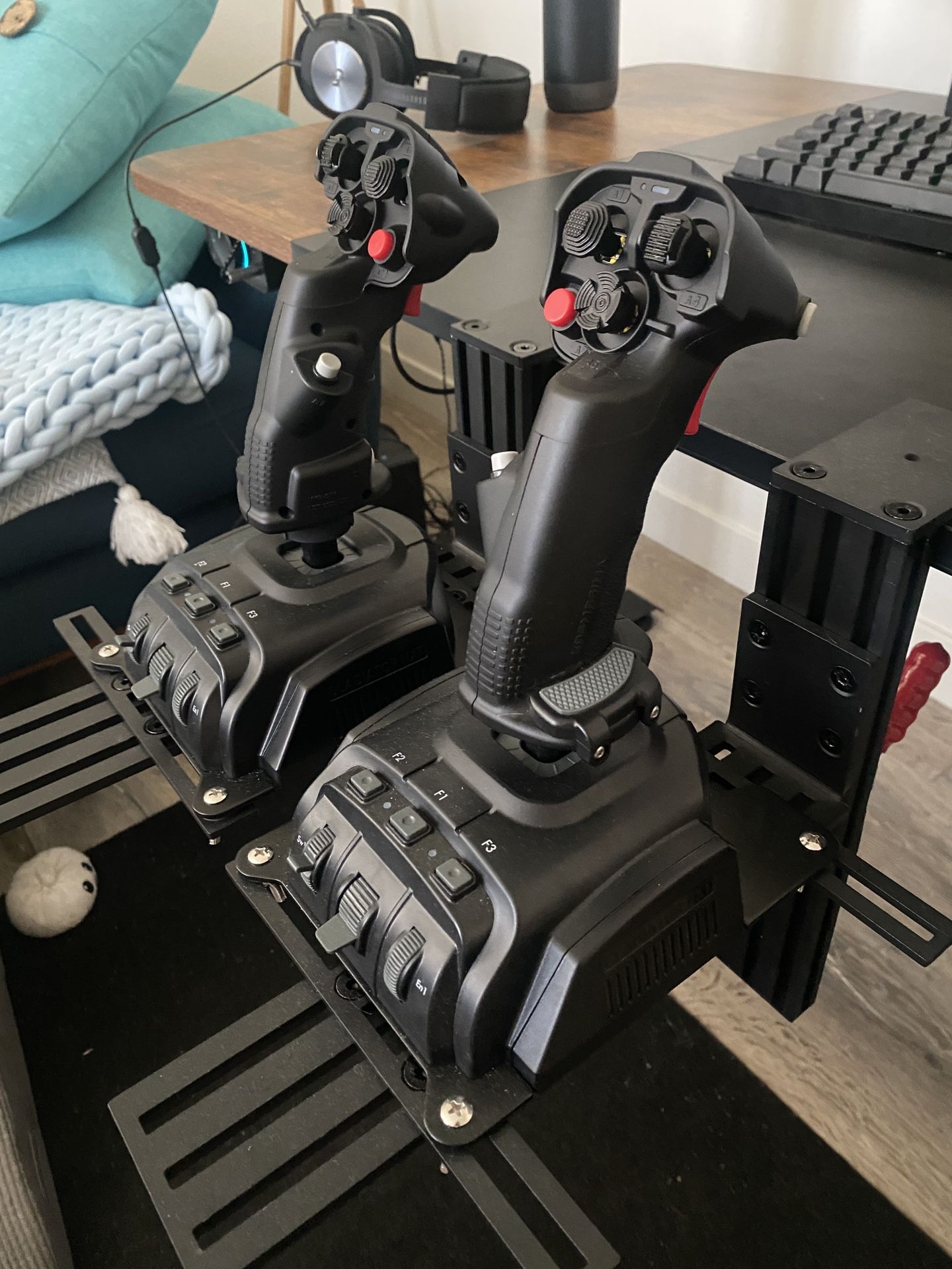 2 VKB Gladiator NXT EVO + Desk Mounts for Sale in Costa Mesa, CA - OfferUp