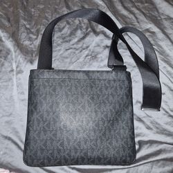 Michael Kors Jet Set Travel Messenger Bag