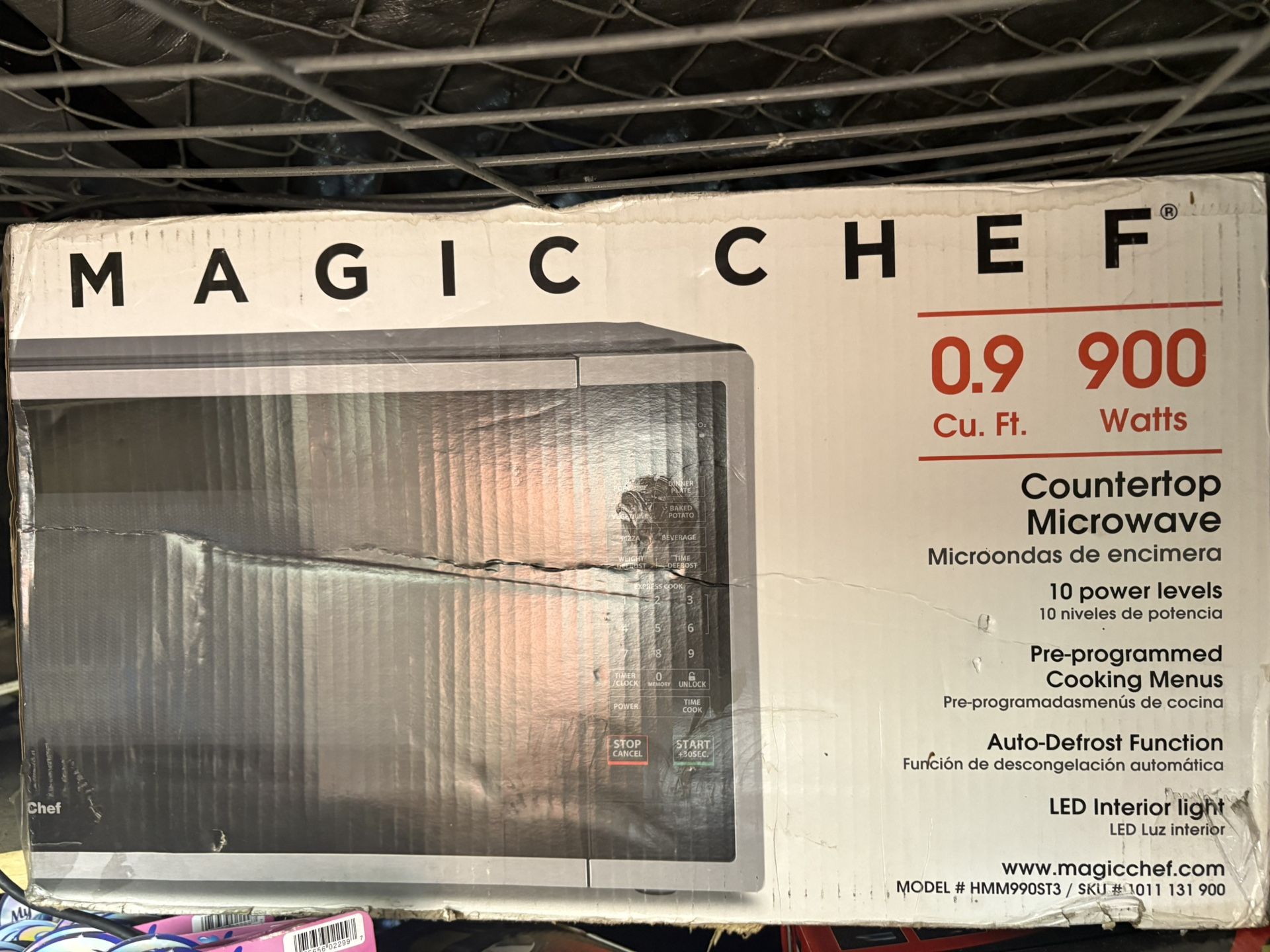 This is a Magic Chef 0.9 cu. ft. 900-Watt countertop microwave oven