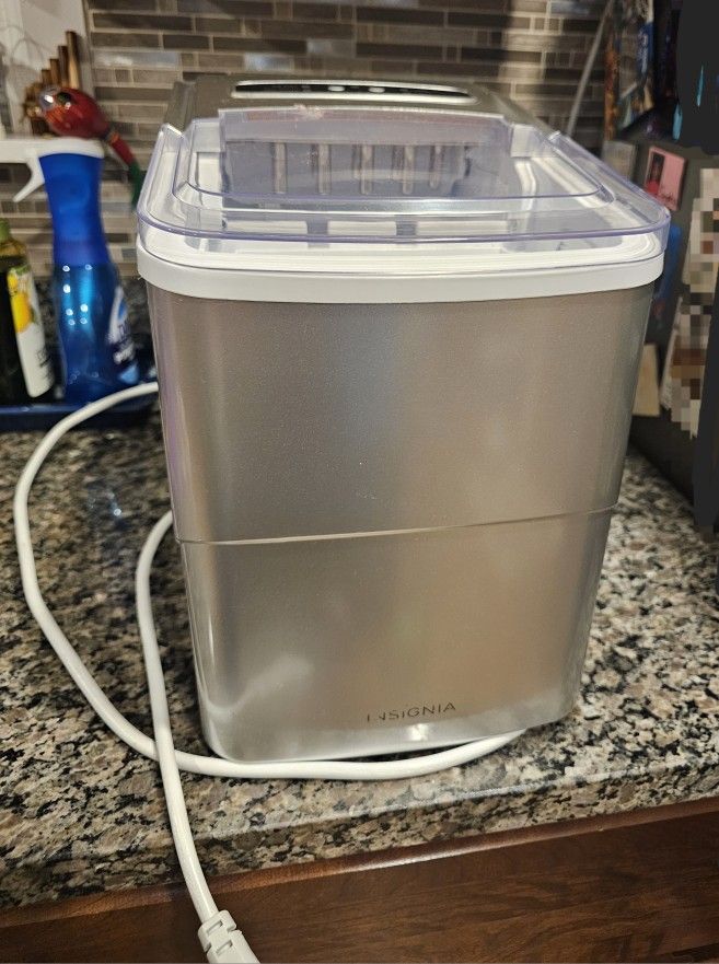 Insignia Portable Ice Maker, Used