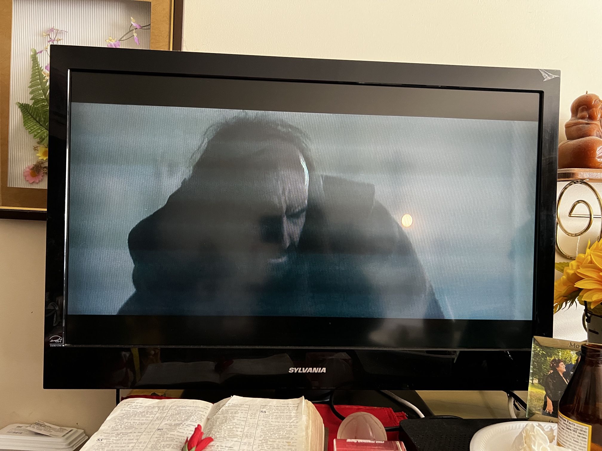 TV For Sale. Size 32in Pick Up Today!