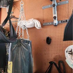 Heavy Everlast Punch Bag With Wall Mount