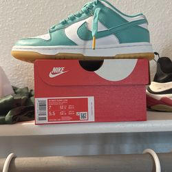 Nike Dunk Low 