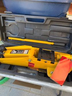 2 1/4 Ton hydraulic floor jack Performance Tools