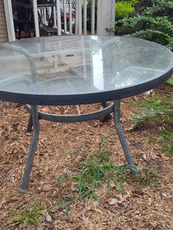 4 ft wide patio dining table available MESA DE PORCHE OR patio furniture