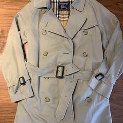 Burberry Rain Coat.  Size S.   AVENTURA AREA