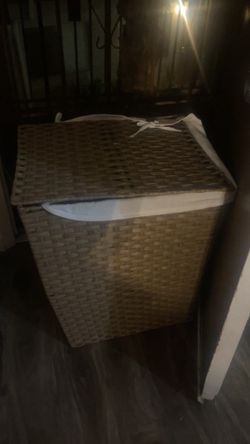Woven Laundry Hamper with Lid and Liner