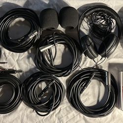 Scarlett solo 2 microphones 2 headphones 7 XLR Cables microphone stand and other attachments