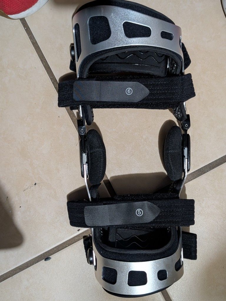 Dual Knee Brace