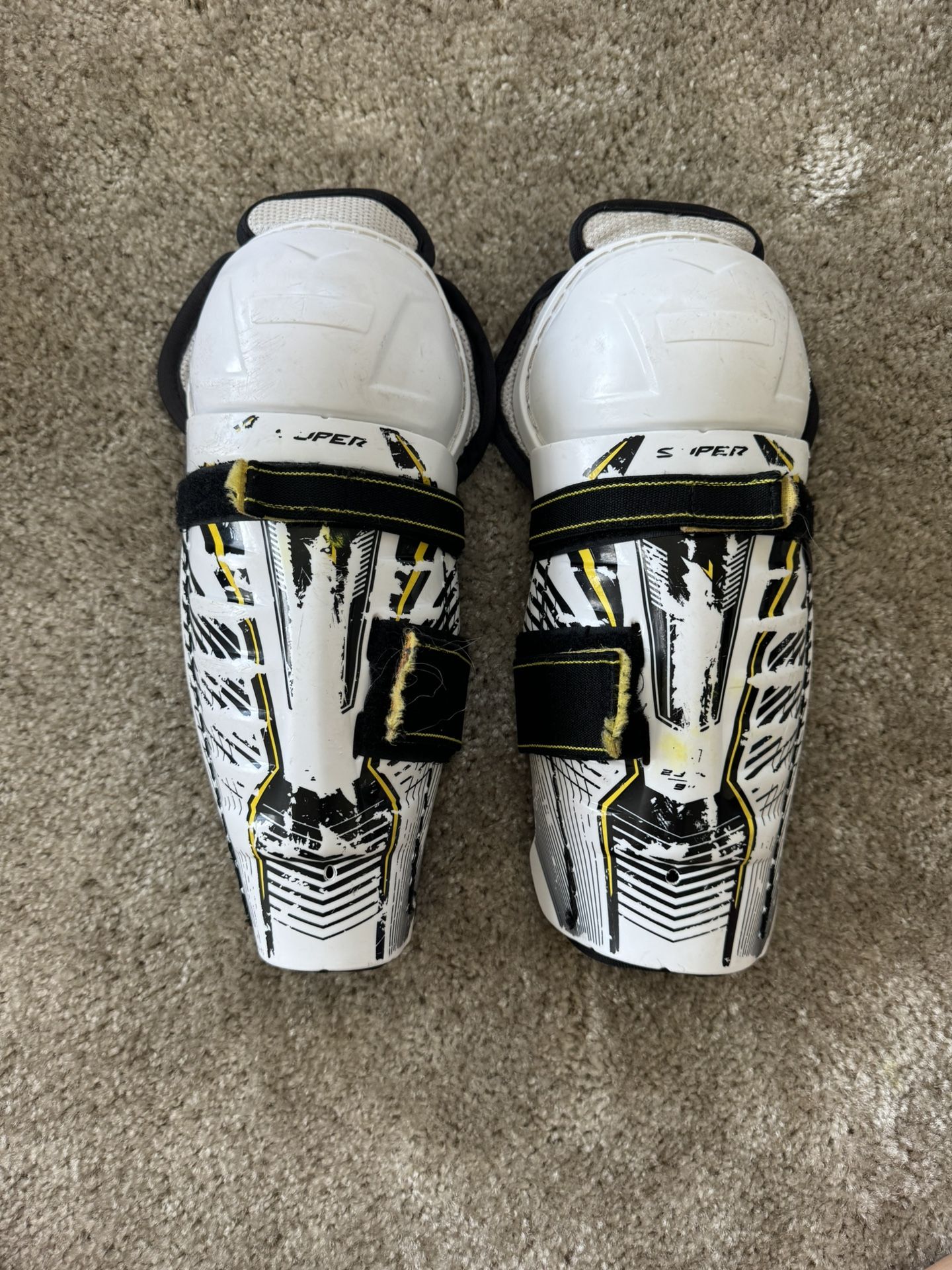 CCM HOCKEY SHIN GUARDS YT 9” 23cm