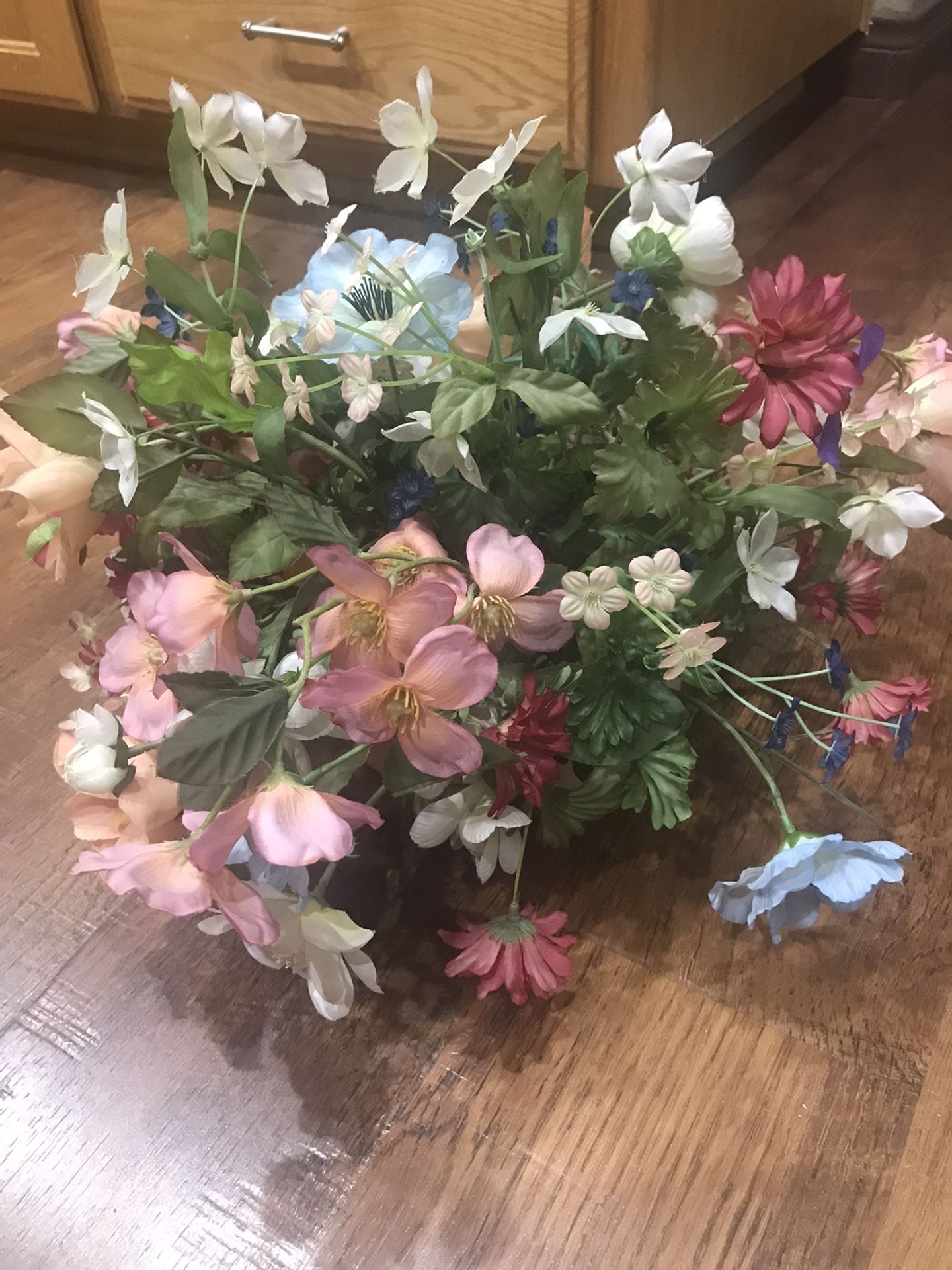 Vase With Flowers In Good Condition Pickup In Southwest Bakersfield 