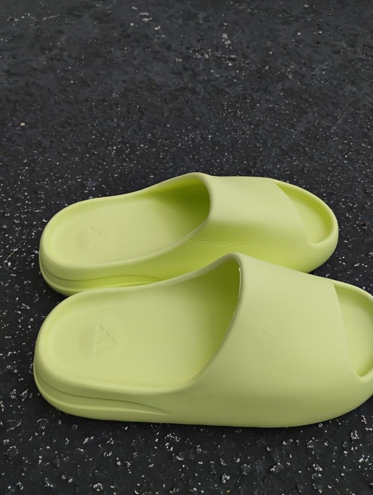 Yeezy Slides 'Glow Green' 2022