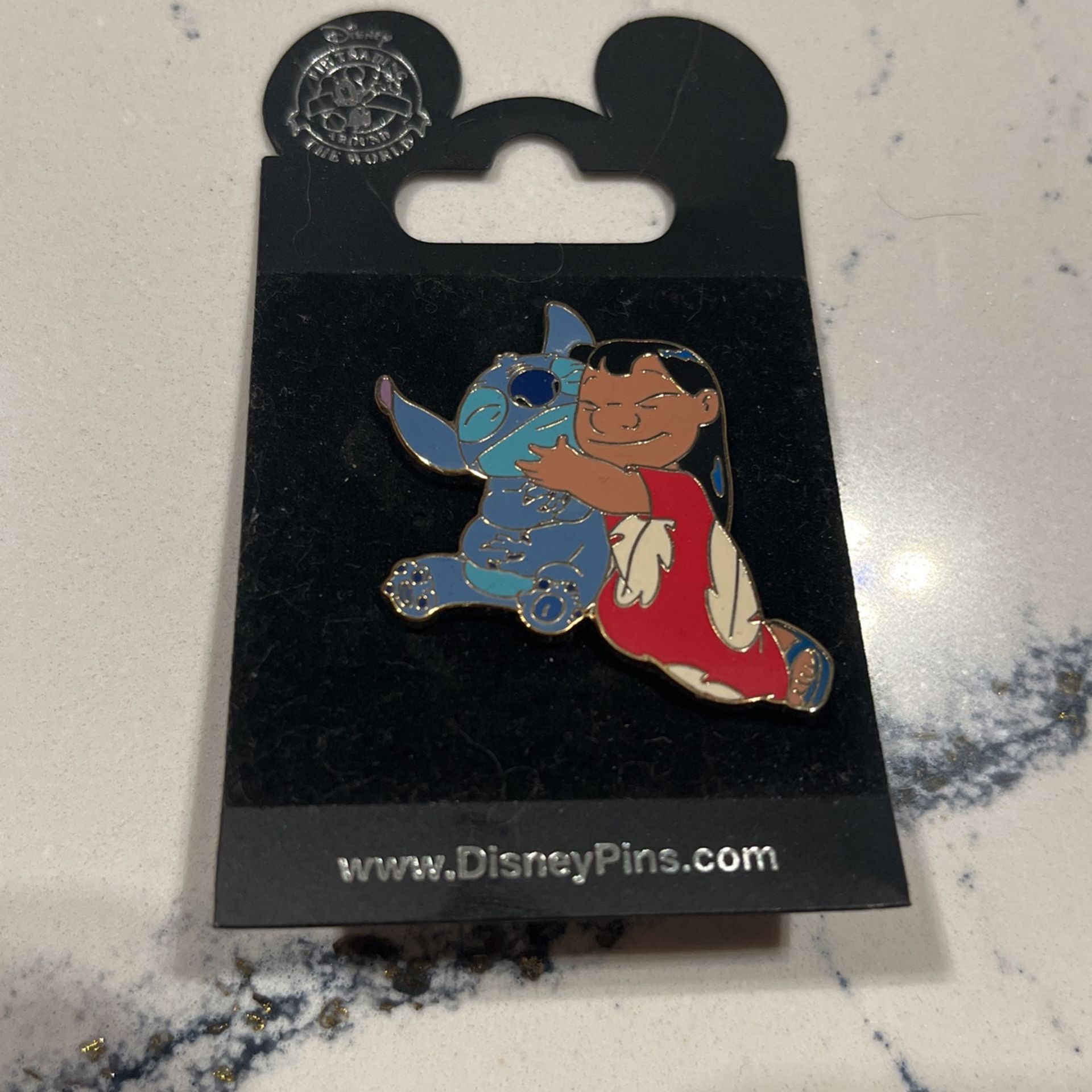 DISNEY pin 2004 LILO HUGGING STITCH