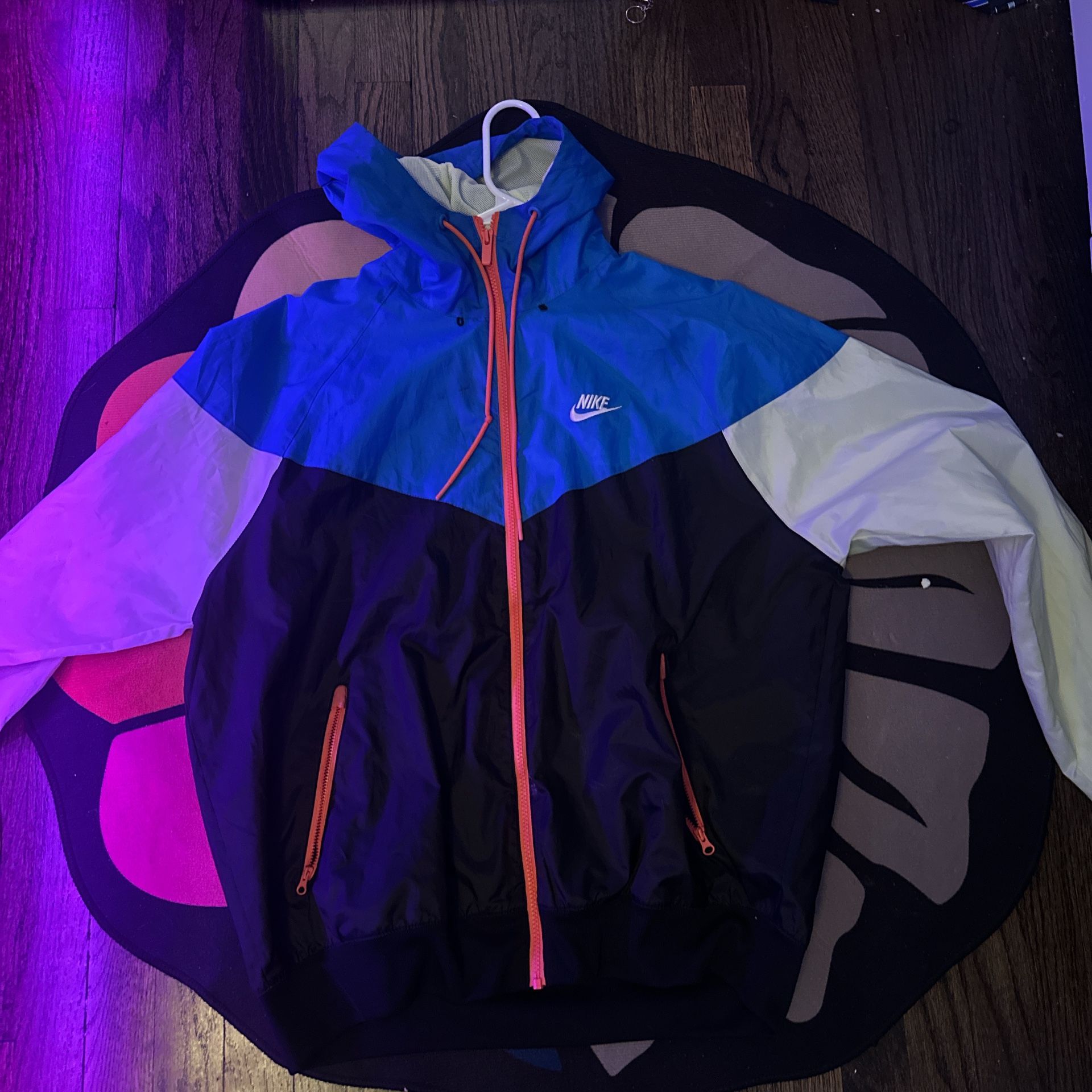 Nike Windbreaker Size: Mens Medium