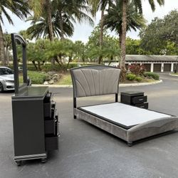 Beautiful Bedroom Set Queen Size Solid Wood Dark Gray Color In Excellent Condition By Crown Mark