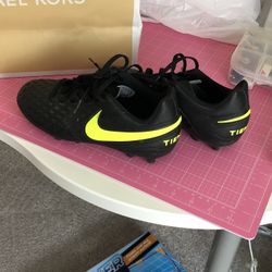 Nike Youths Soccer Shoes Size 6youth.