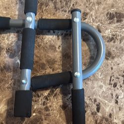 Very turdy Strong Pull Up Bar , Easy put on