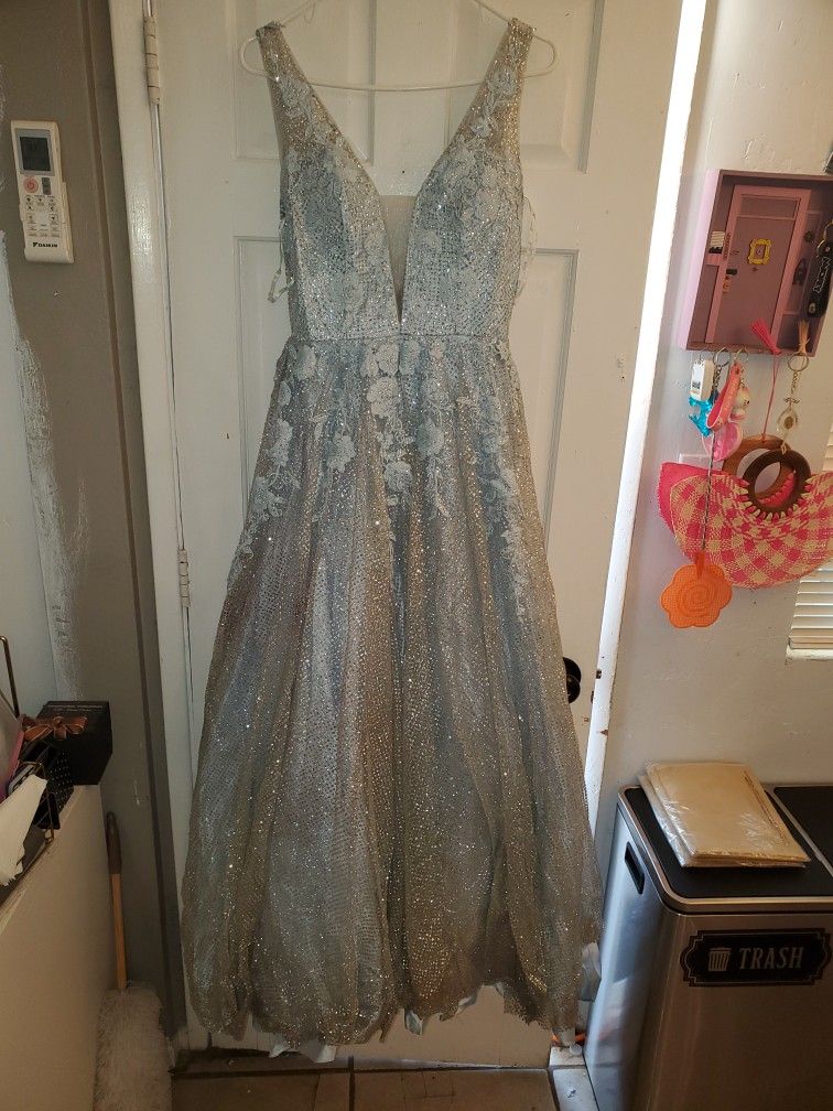 PROM DRESS USED..AS IN PICTURES..I PAID MORE THAN 300..AVAILABLE FOR FAIR OFFERS...SE HABLA ESPANOL..CHECK OUT MY PAGE FOR MORE GREAT STUFF 👍..