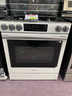 Samsung Bespoke 30" Smart Slide-In Gas Range with True Convection