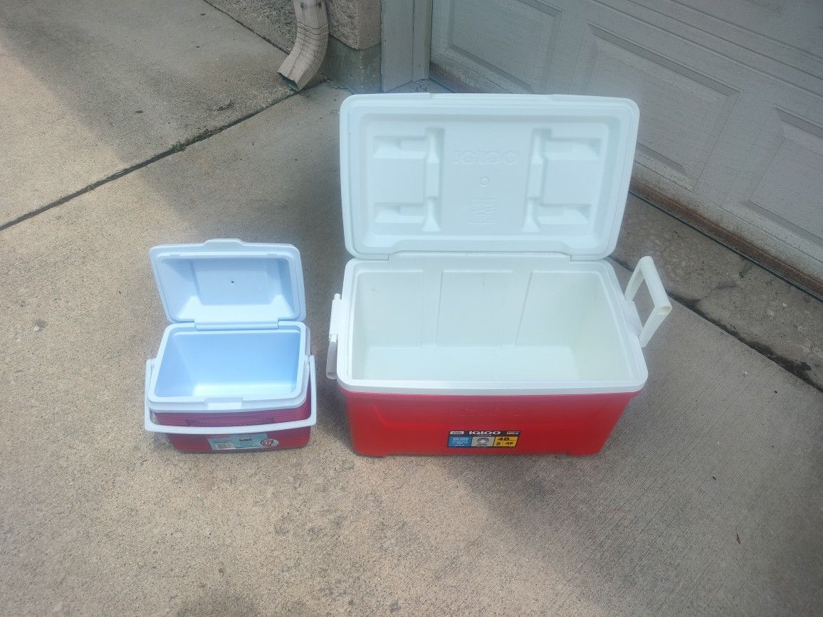 Igloo & Rubbermaid Cooler Set - Red & White