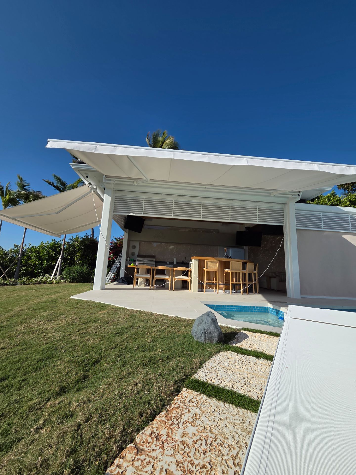 New and Used Retarctable Awnings and Outdoor Shades/Remote Controlled Shade Structures