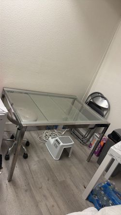 Glass table with an extended plate and 4 chairs
