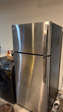 GE Stainless Steel Top-Freezer Refrigerator – GTS18GSNFRSS