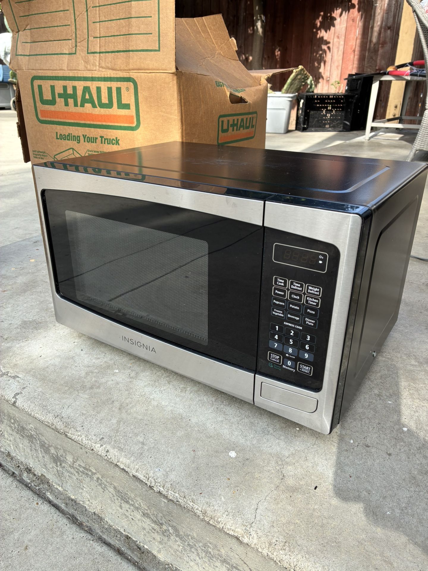 Insignia™ - .9 Cu. Ft. Compact Countertop Microwave -