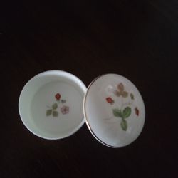 Wedgewood Wild Strawberry Round Trinket Box