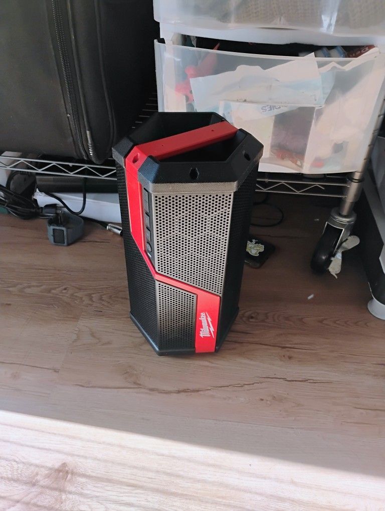 Milwaukee Radio With Bluetooth And Charger