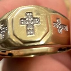 gold ring with diamond crosses