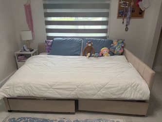 Upholstered full size daybed