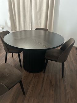Black round table with chairs